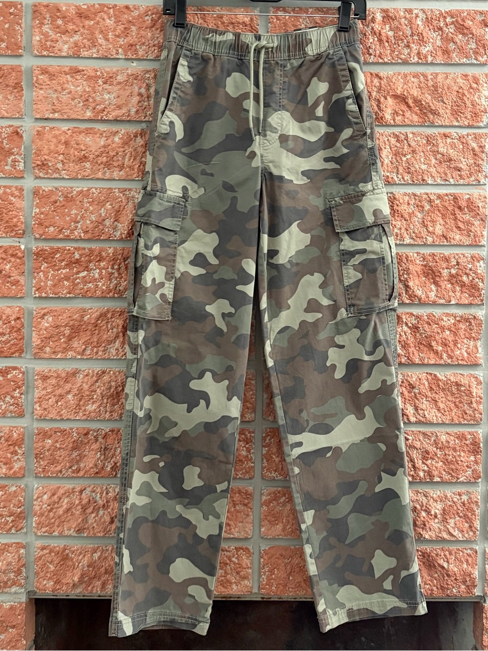 No Boundaries Men’s Camo Cargo Pants – Green/Brown